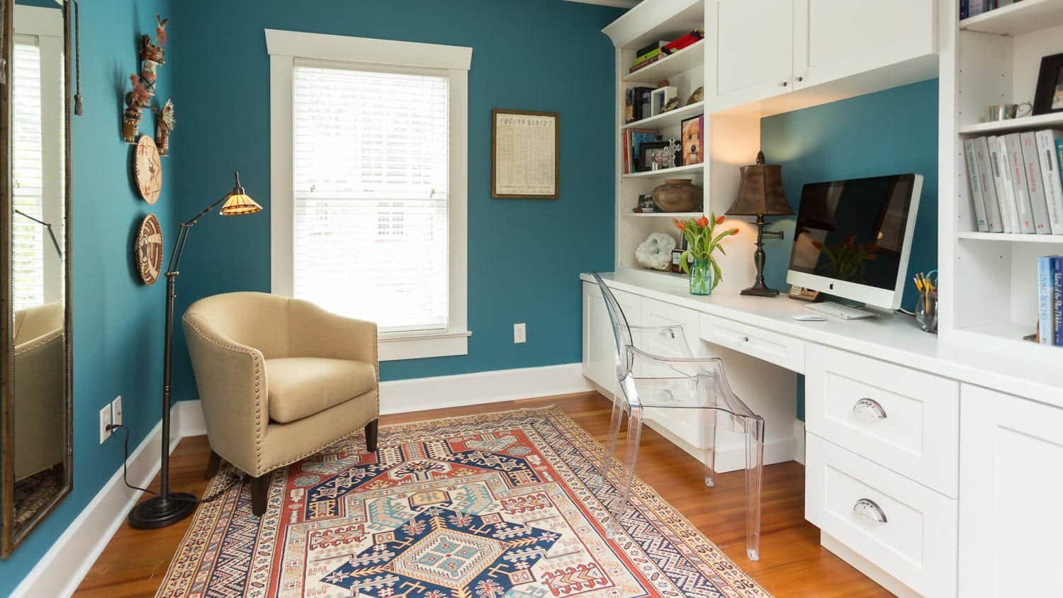 How to Style Minimalist Chairs for Small Spaces: Guide 2024