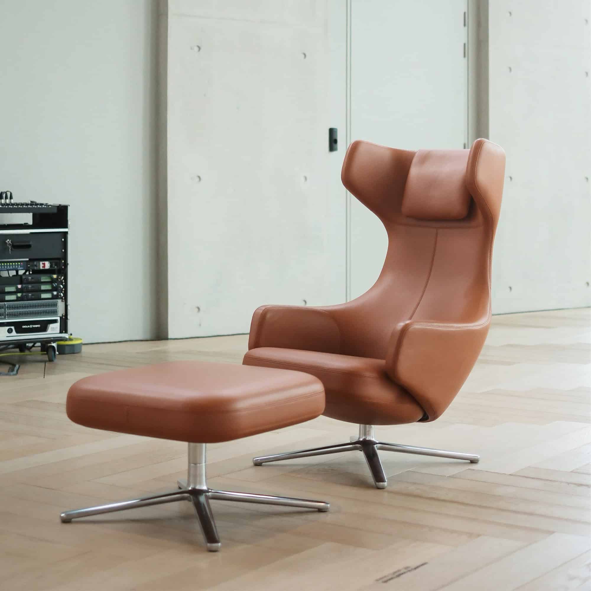 Grand Repos Swivel Base Chair & Ottoman