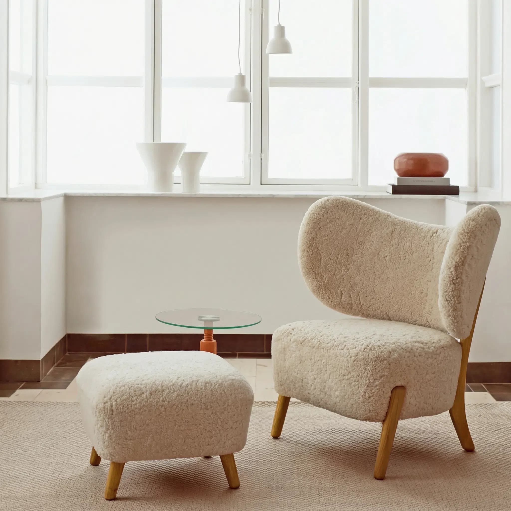 TMB0 Lounge Chair & Ottoman