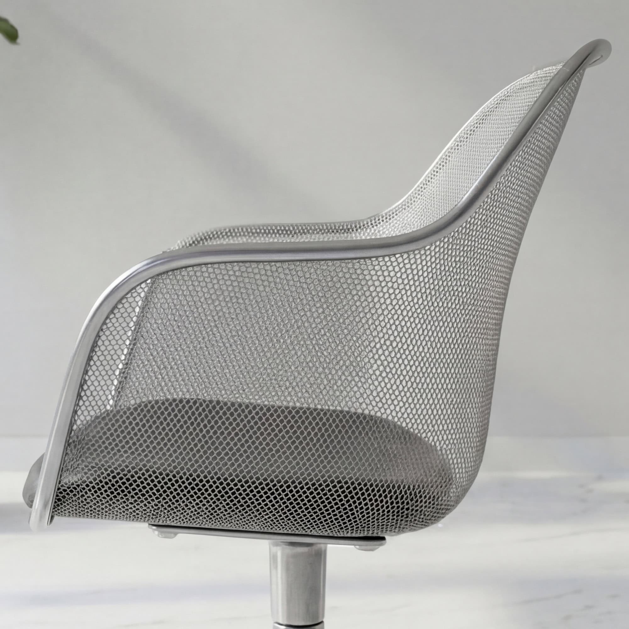 Iuta Swivel Chair Black 4