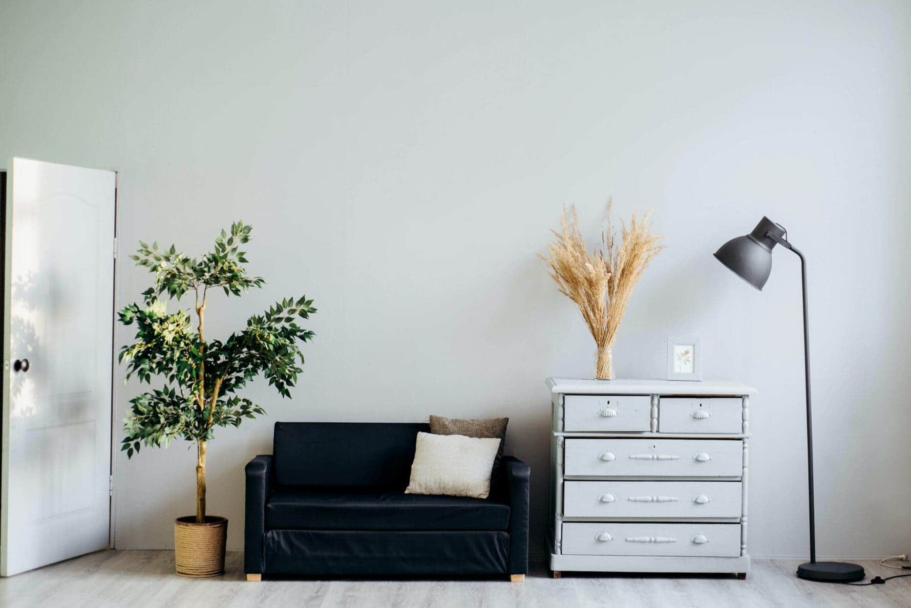 5 Best Black Floor Lamps for Living Room: From Minimalist to Ornate