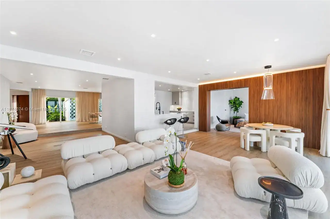 1011 N Venetian Dr. 5