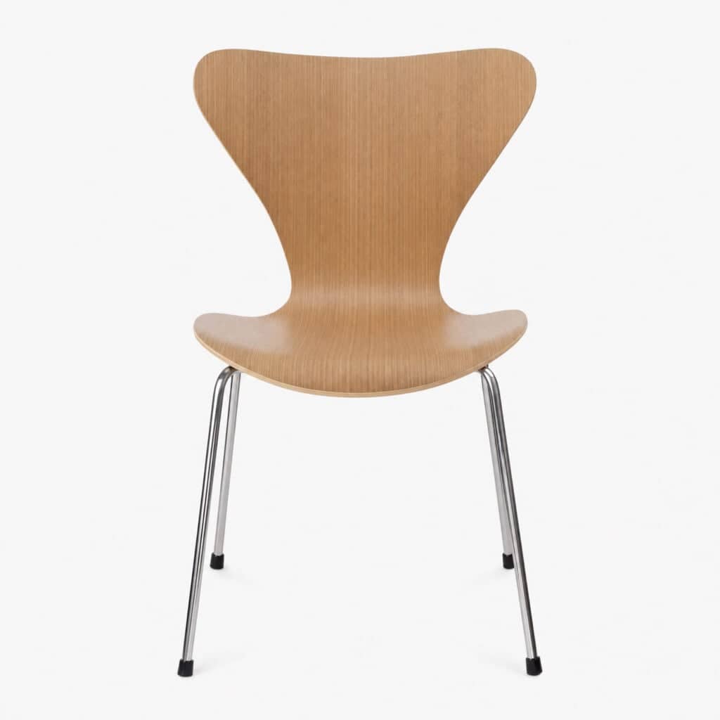 Series 7 Chair, one of the best chairs for a round dining table