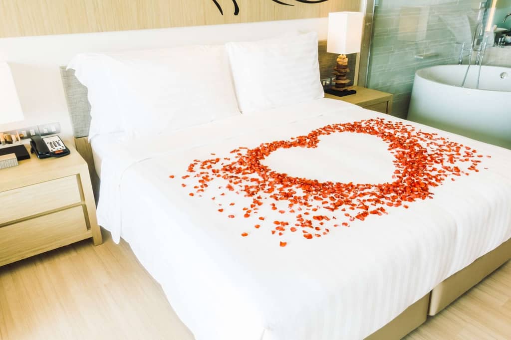 How to Decorate a Hotel Room Romantically?