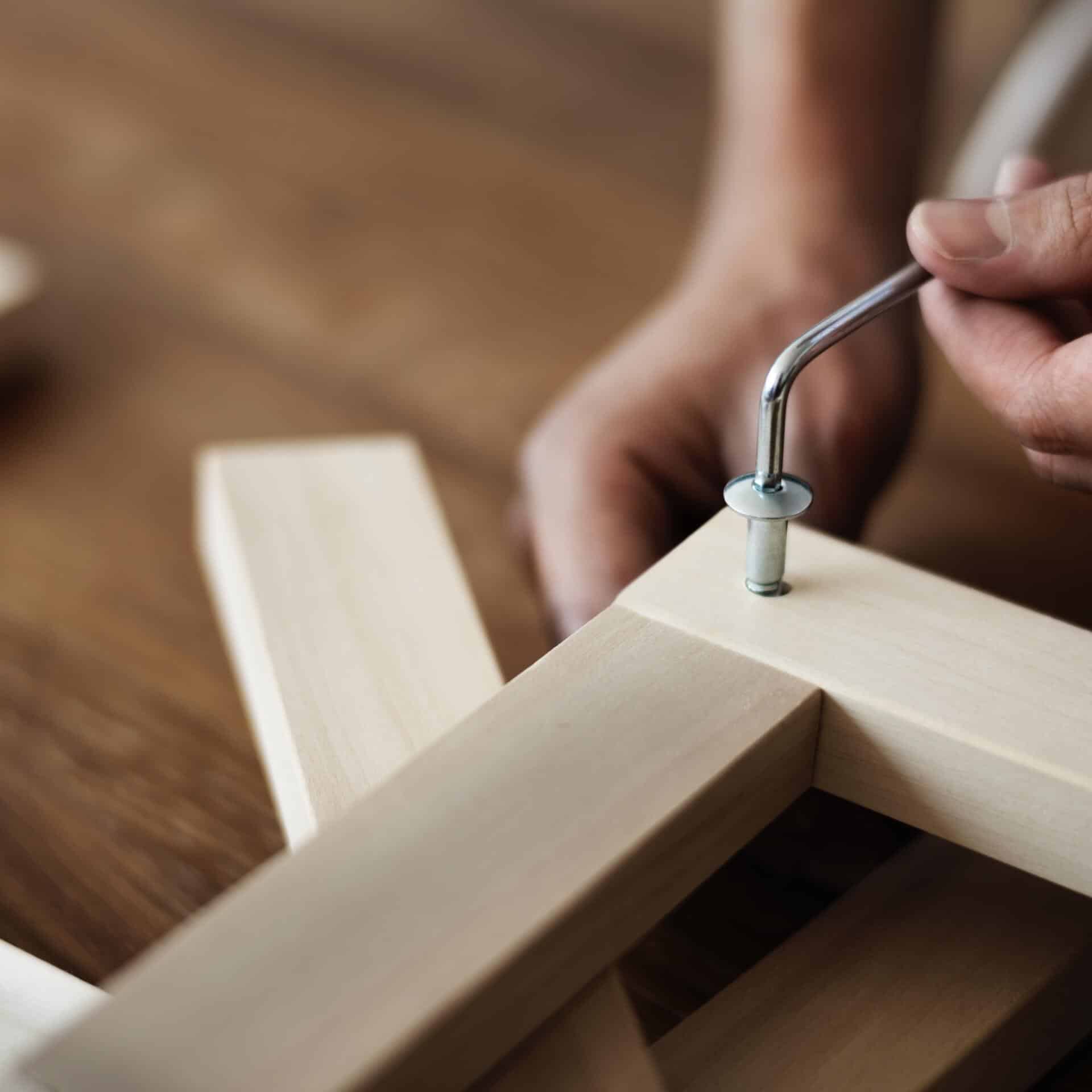 Assembling Furniture: Simple Steps for Fast and Stress-Free Setup 🛠️