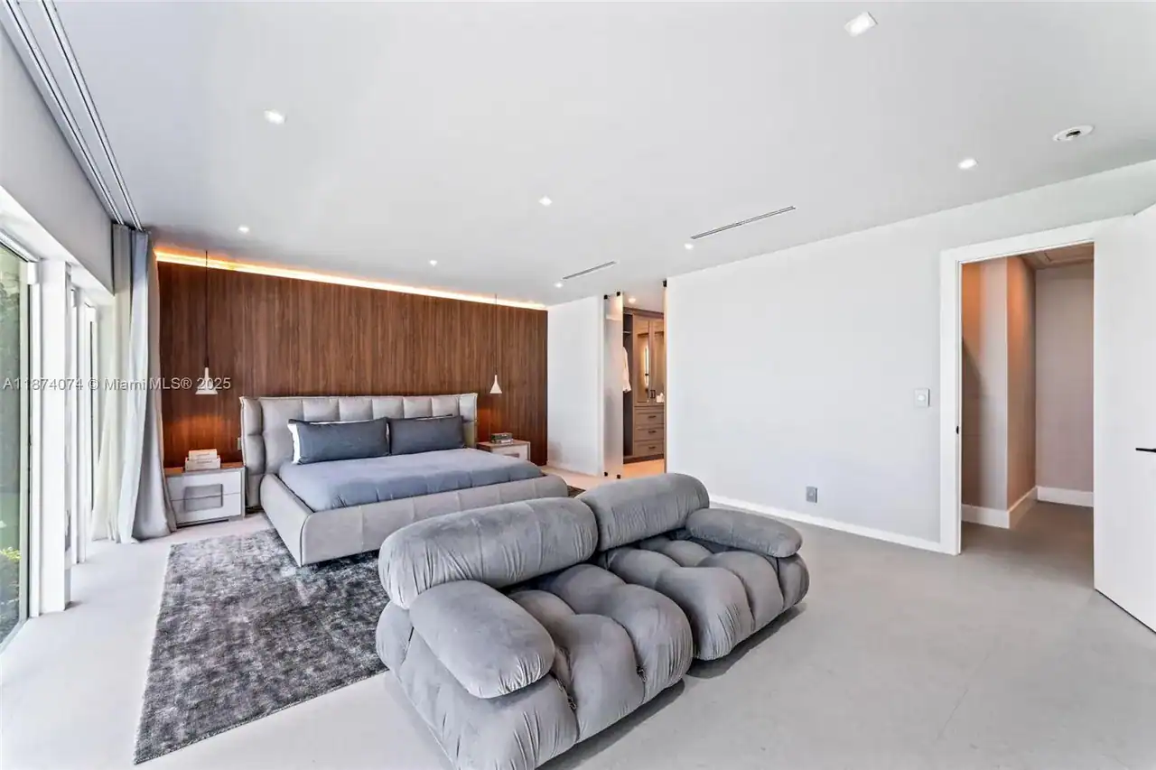 1011 N Venetian Dr. 10