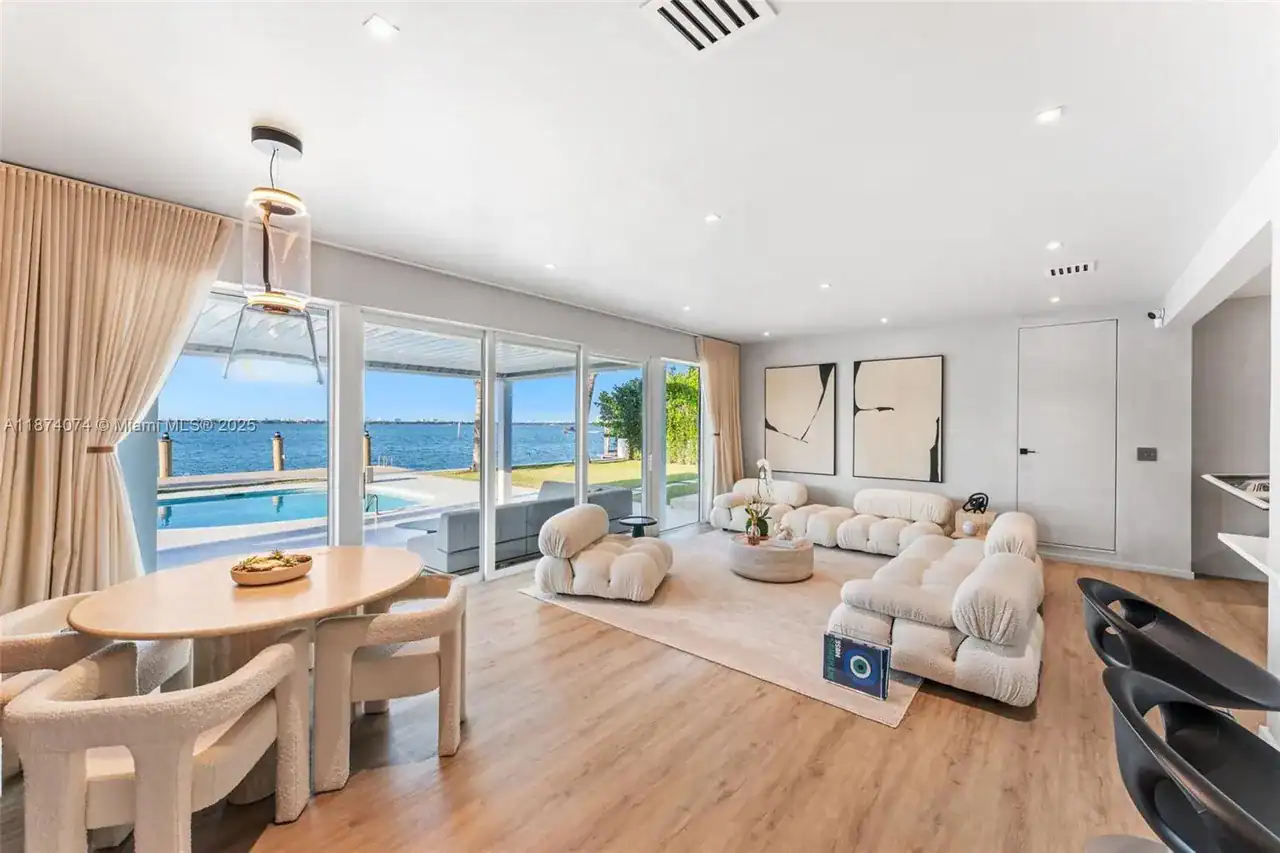 1011 N Venetian Dr. 3