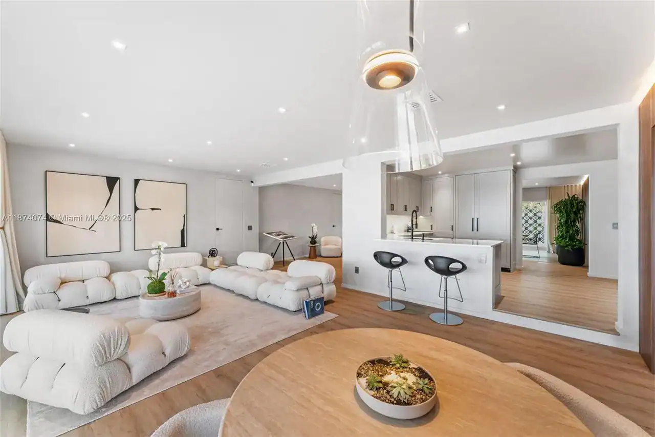 1011 N Venetian Dr. 4