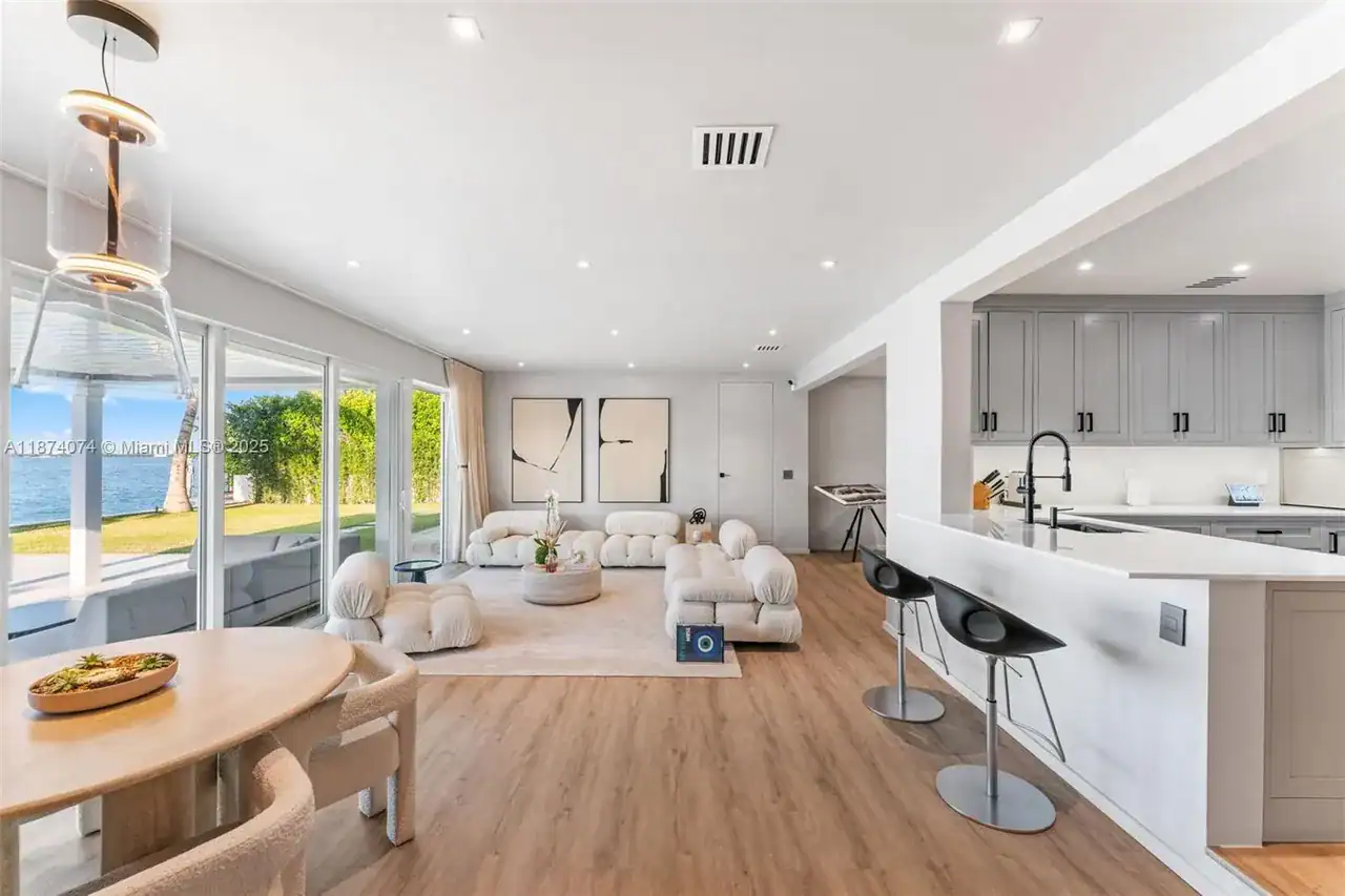 1011 N Venetian Dr. 7