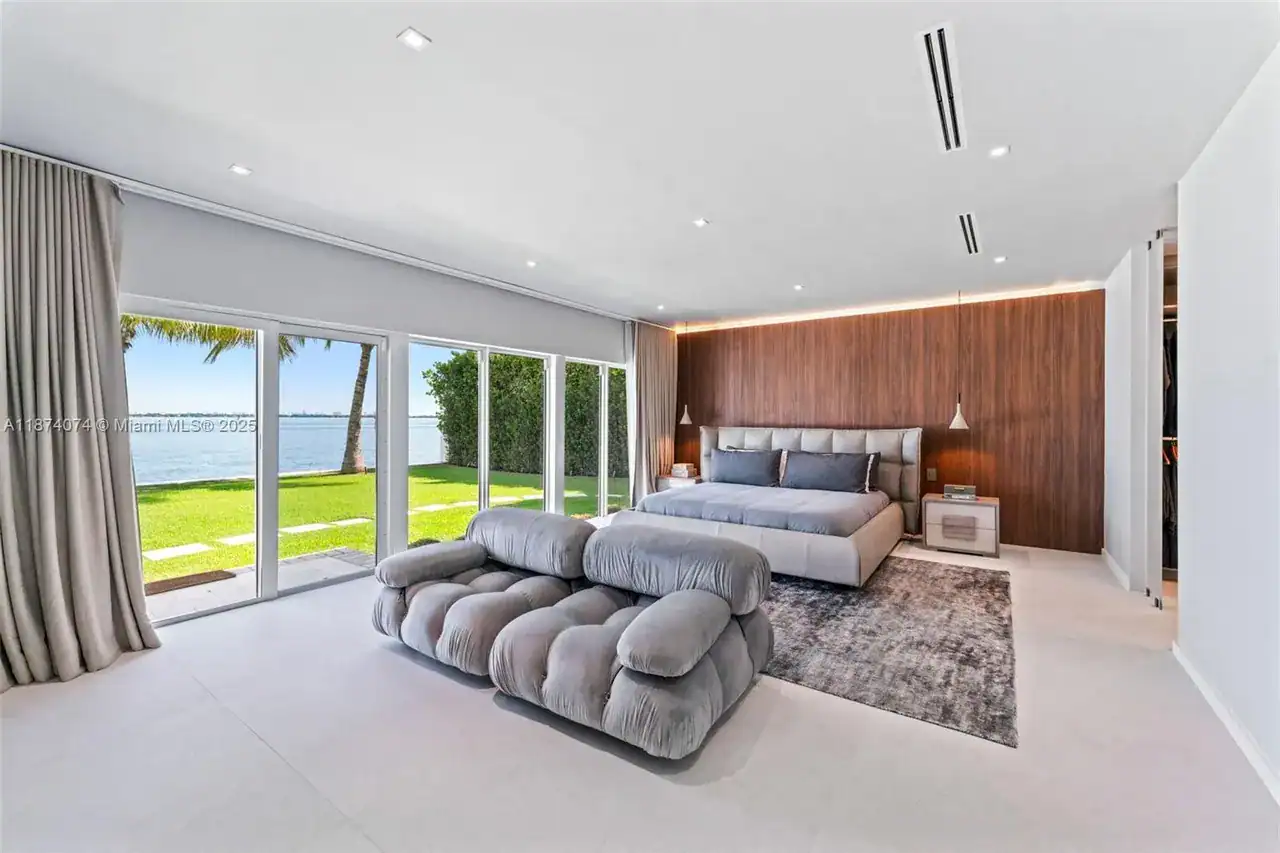 1011 N Venetian Dr. 8