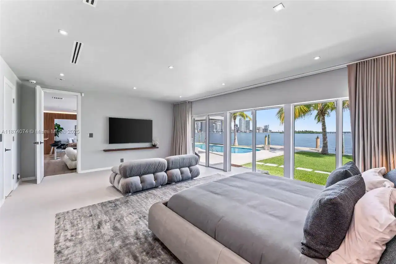 1011 N Venetian Dr. 9