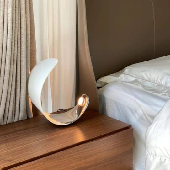 Audrey Atmos® Lamp use push-button dimmer.