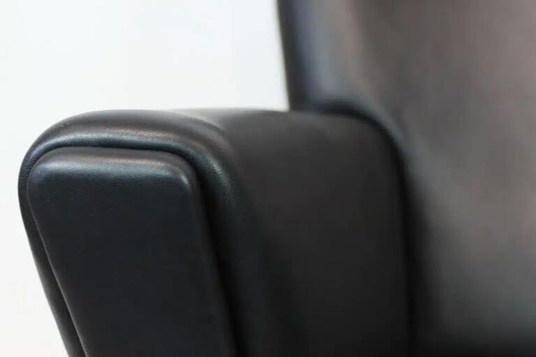 CH445 Wing Chair Detail 1