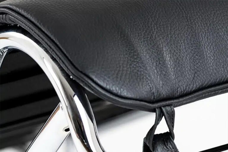 LC4 Chaise Feature 1