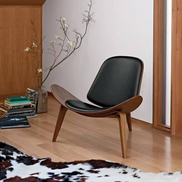 Style and sophistication - CH07 Shell Chair Replica. Timeless aesthetics, luxurious leather, high-density cushion. Iconic design for a touch of luxury.