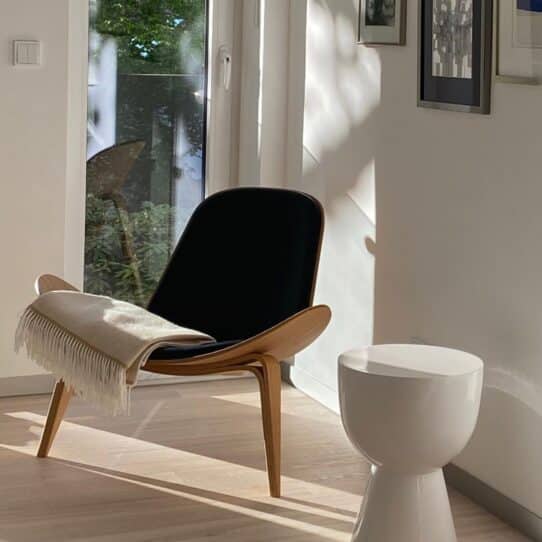 CH07 Shell Chair Replica - Minimalist and Functional