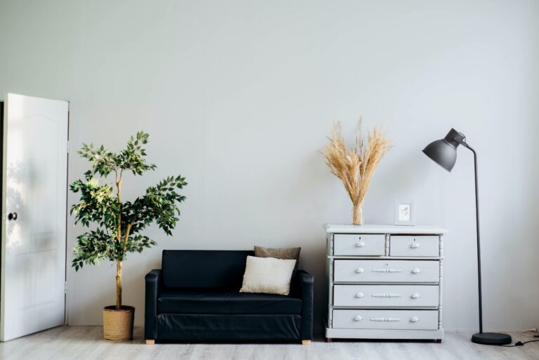 alexandra gorn JIUjvqe2ZHg unsplash scaled - black floor lamps for living room, black floor lamp, modern