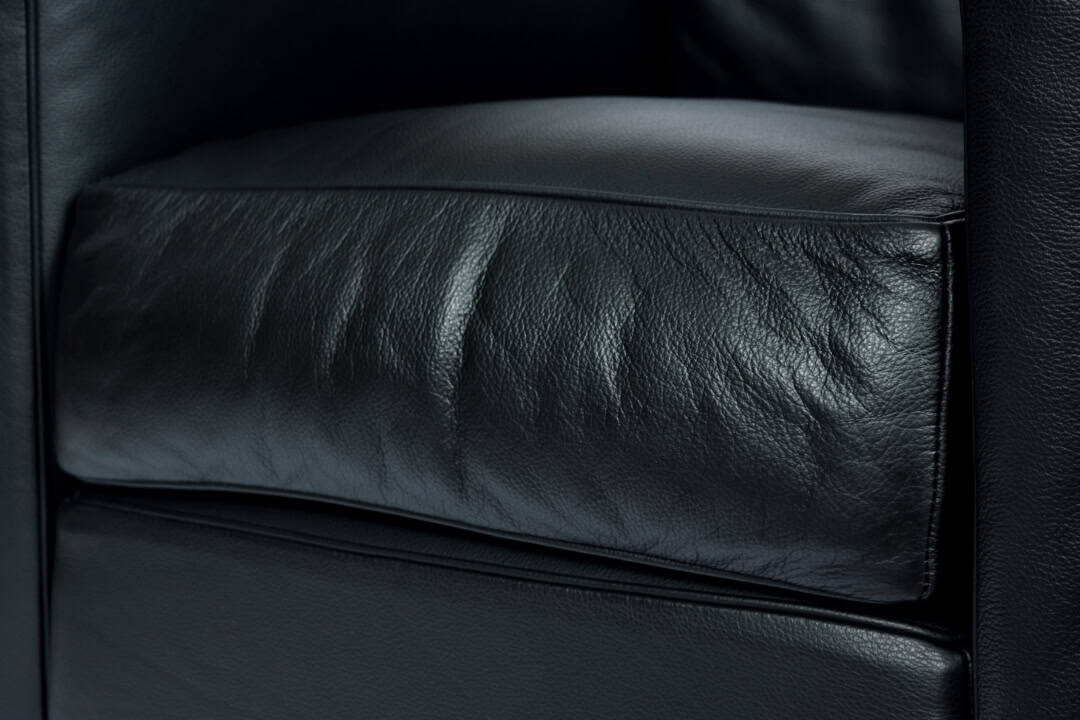 LC2 Feature 1 - LC3 Armchair