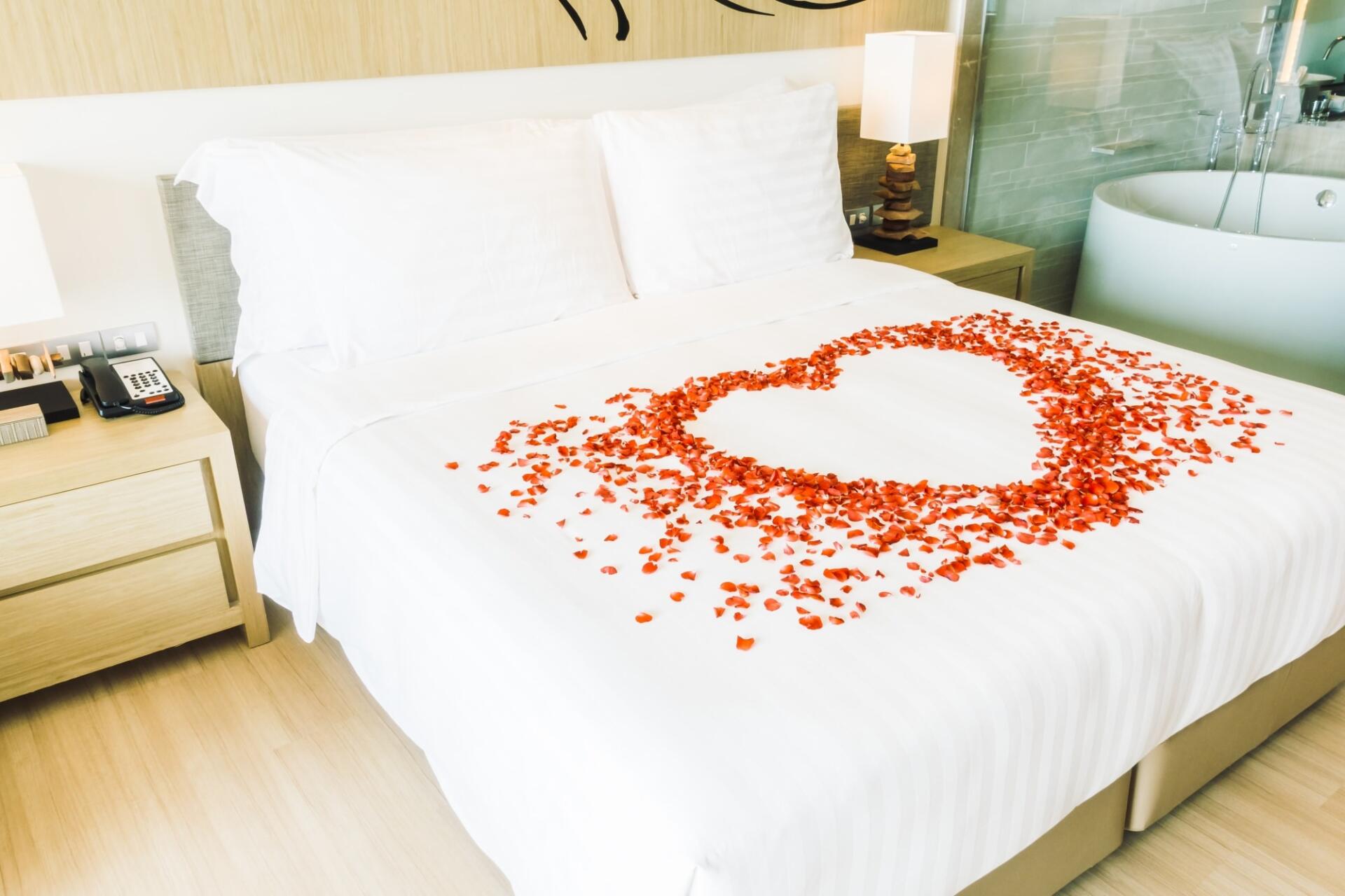 How to Decorate a Hotel Room Romantically?