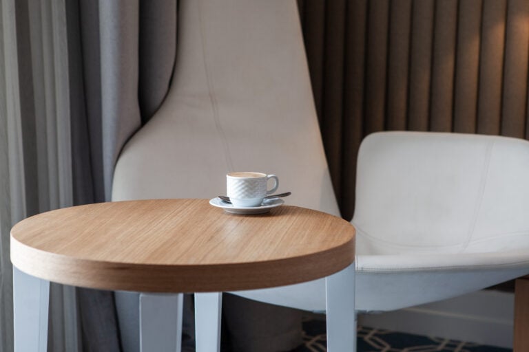 round dining table