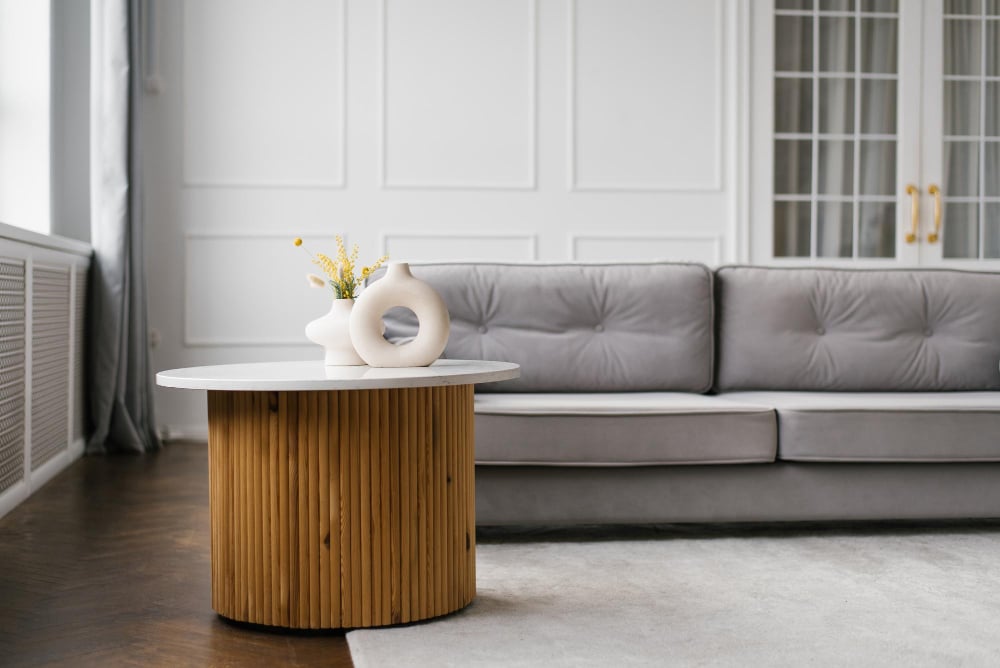 10371 | Sohnne® Stylish small apartment mixing statement sofa and budget side tables for a balanced modern look.