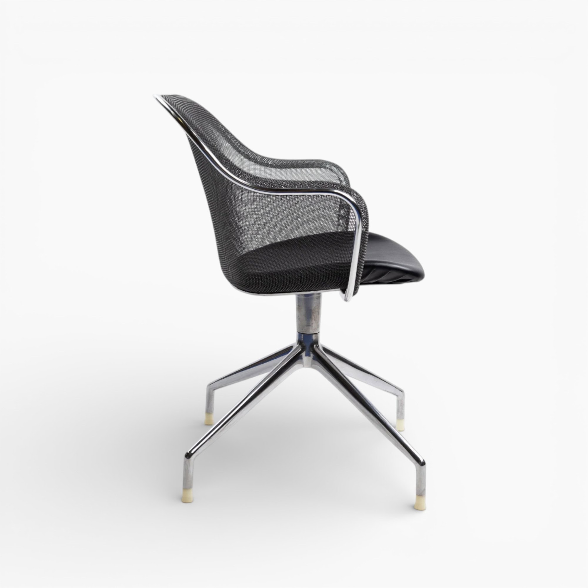 Iuta Swivel Chair Black wbg 3