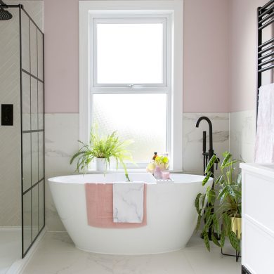 how to make a small bathroom look bigger